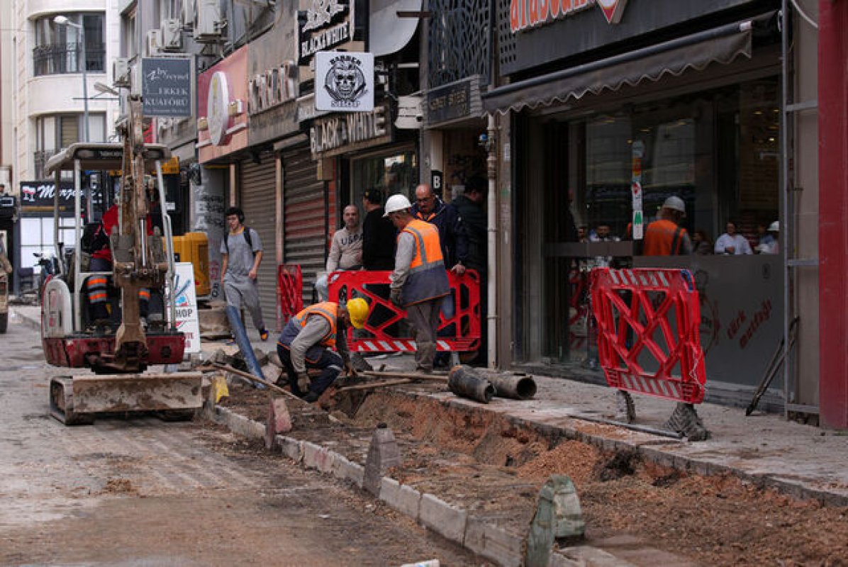 İzmir Alsancak'ta "Bitmeyen Altyapı Çalışmaları" Tepki Çekiyor