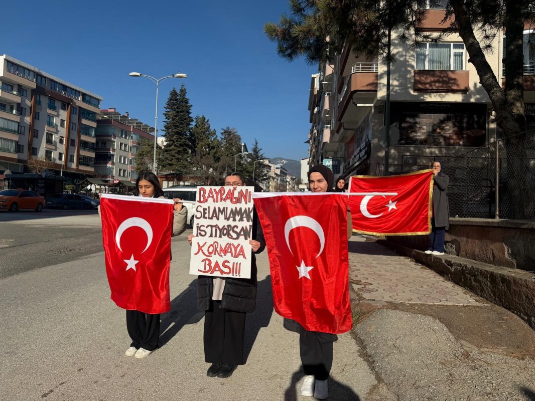 Öğrencilerin Bayrak Sevgisi Yollara Taştı