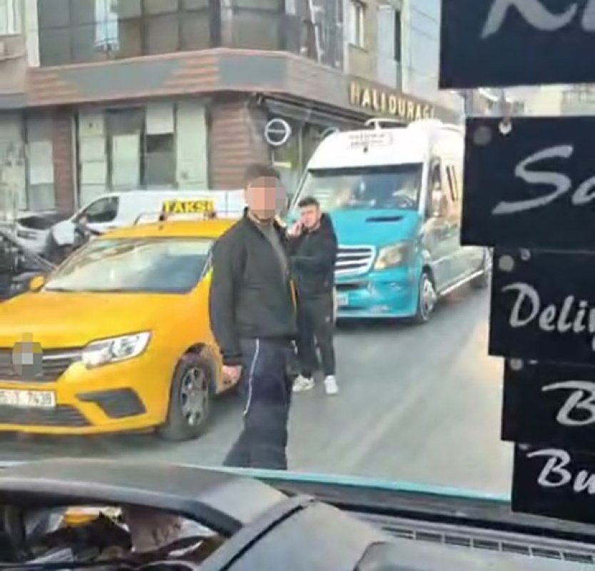 İzmir’de Minibüste Taciz İddiası Bıçaklı Kavgaya Dönüştü