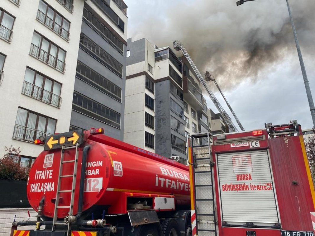 Bursa’da 8 Katlı Sitede Can Pazarı Yangında Mahsur Kaldı, Böyle Kurtarıldı