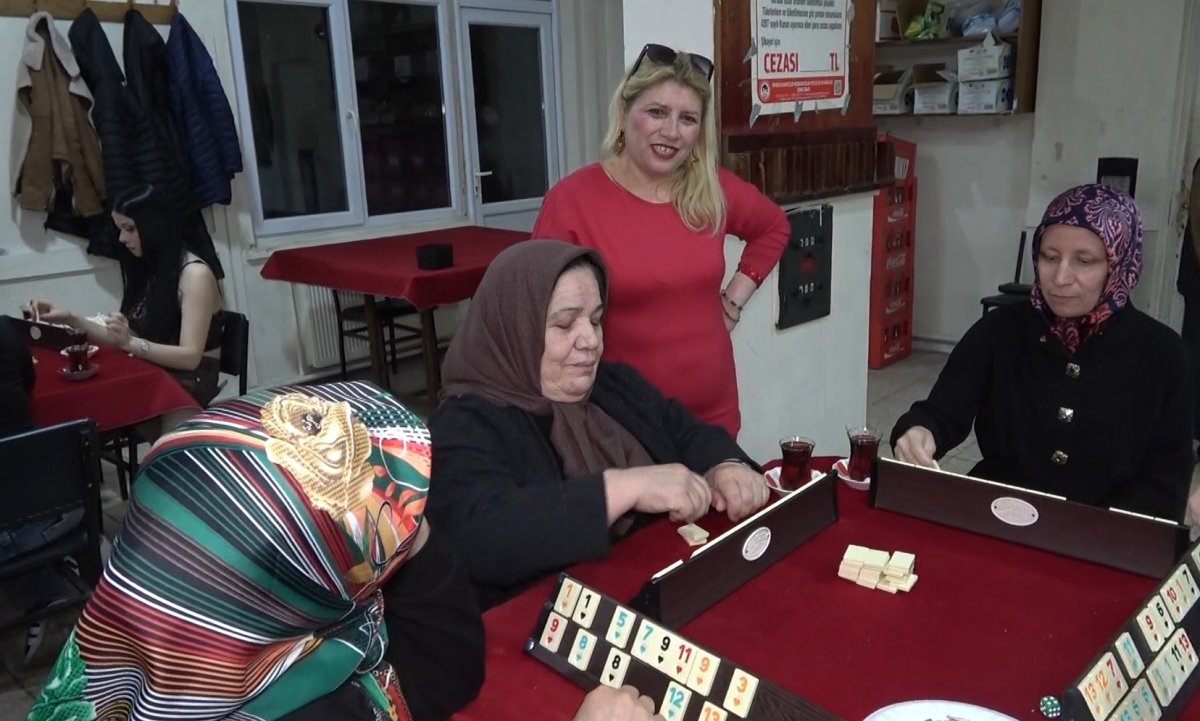 Evde Sıkılan Kadınlar Kıraathaneye Gelip Masa Oyunlarıyla Stres Atıyor