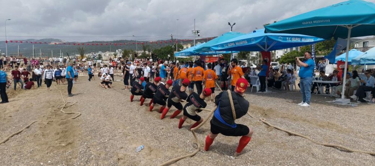 Kuma Saplana Saplana Tezahürat Eşliğinde Halat Çektiler
