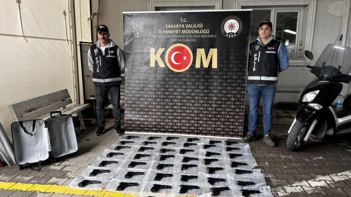 2 Araç, 2 Tutuklama, 44 Ruhsatsız Tabanca: İstanbul'dan Yozgat'a Teslimata Sakarya'da Engel Olundu