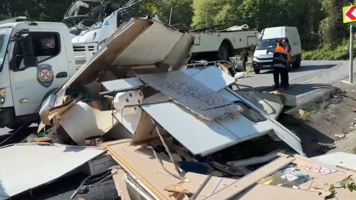Sarıyer'de Bariyerlere Çarpan Karavan Paramparça Oldu, Sürücü Hayatını Kaybetti