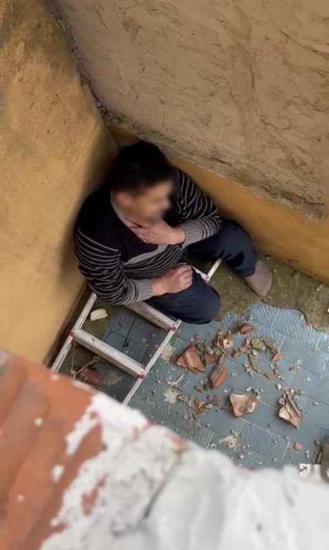 Çatıya Saklanan Firari, Polisi İzlerken Yakalandı