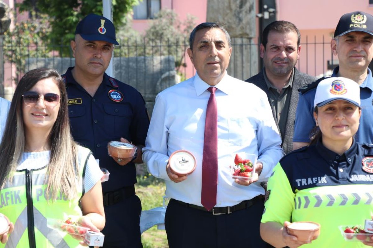 Mersin’de Yoğurt Ve Çilek İkramlı Trafik Uygulaması