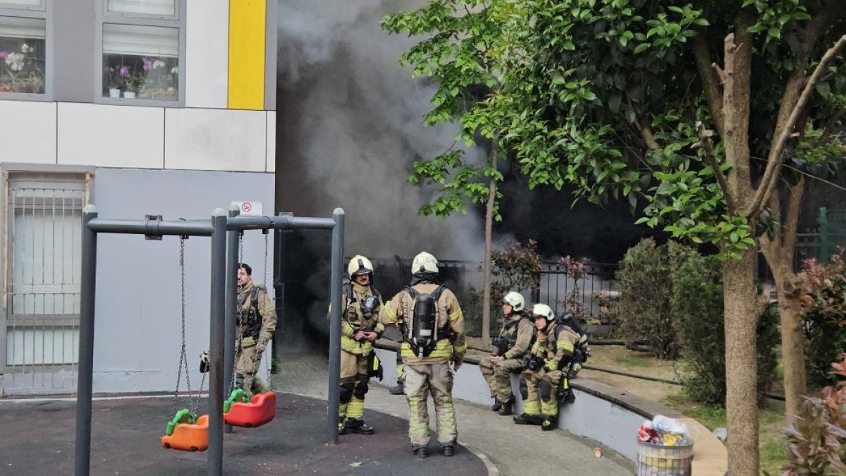 Kağıthane’de Metruk Binada Başlayan Yangın Yanındaki Binaya Sirayet Etti: 1 Yaralı