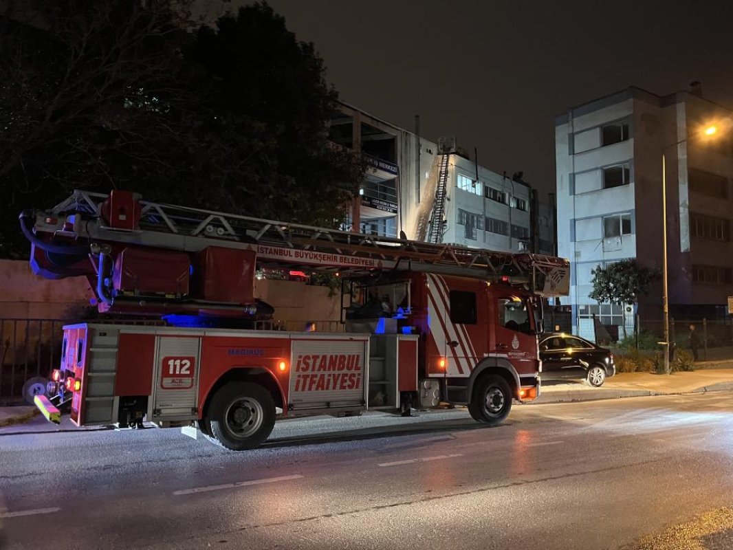Zeytinburnu’nda 4 Katlı İş Merkezinin Çatısında Yangın