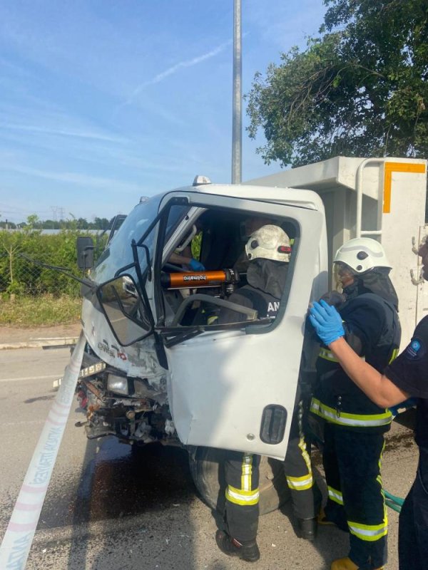 Antalya'da İki Kamyonet Çarpıştı: 2 Yaralı