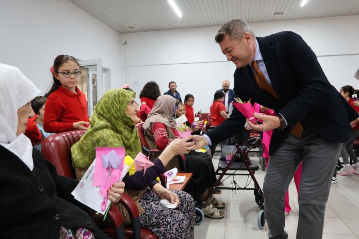 Huzurevinde anneler gününe özel anlamlı buluşma