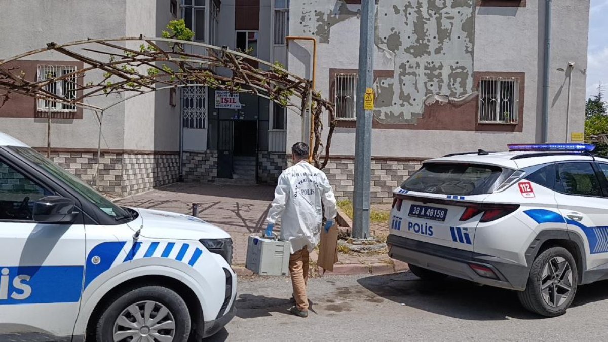 Evinde vurulmuş halde ölü bulundu