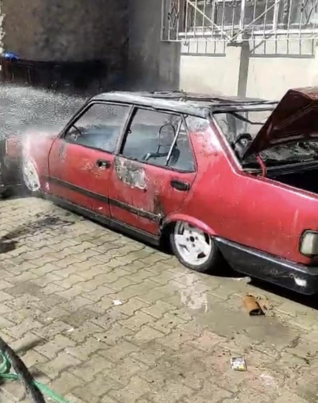 Park halindeki Tofaş marka otomobil yanarak kullanılamaz hale geldi