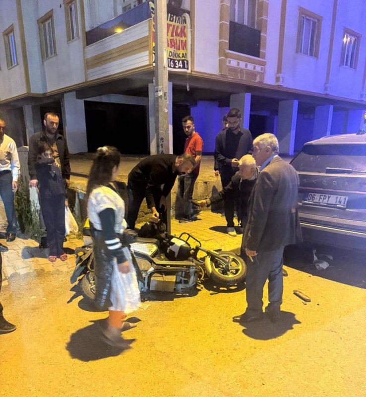 Devrilen motosikletin sürücüsü, otomobilin altında sıkıştı