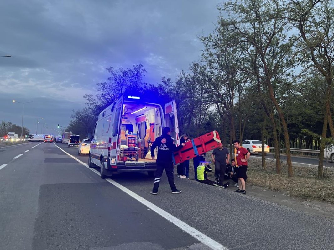 Kaza Sonrası Trafik Güvenliğini Sağlayan Polise Otomobil Çarptı