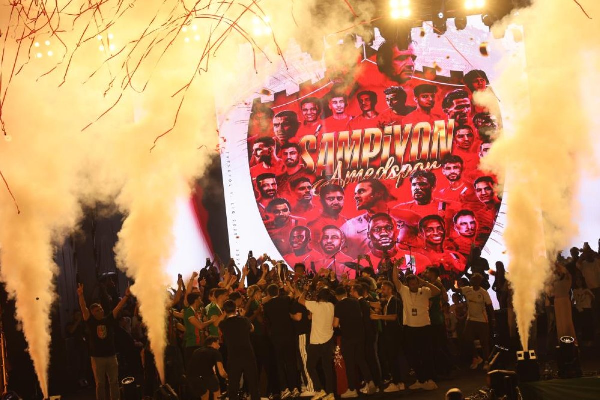  Amed Sportif Faaliyetler kupayı kaldırarak şampiyonluğu kutladı