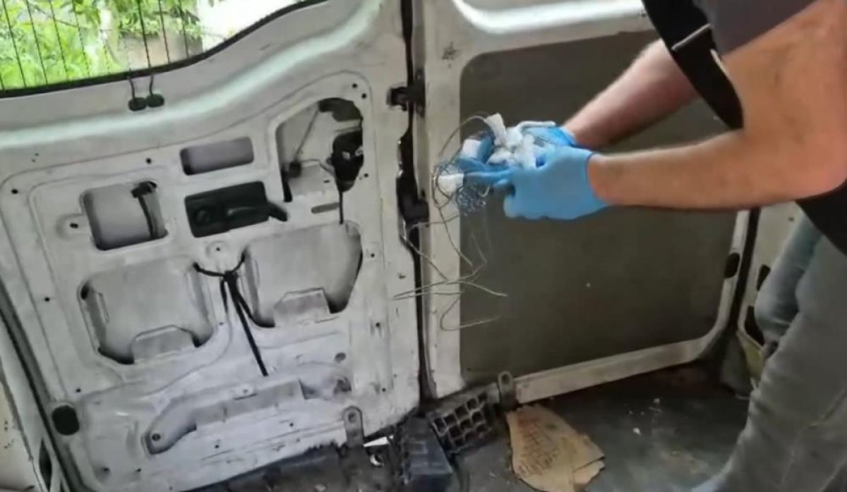 Araç Kapısına Zulanan Uyuşturucu Polisin Dikkatinden Kaçmadı: 3 Gözaltı