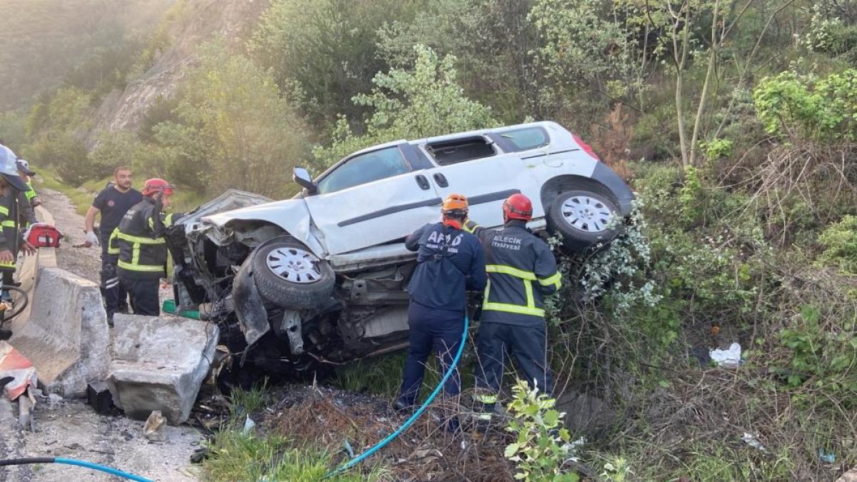 Bilecik’te Kamyonet Şarampole Uçtu, Araçta Sıkışan Sürücü Kurtarıldı