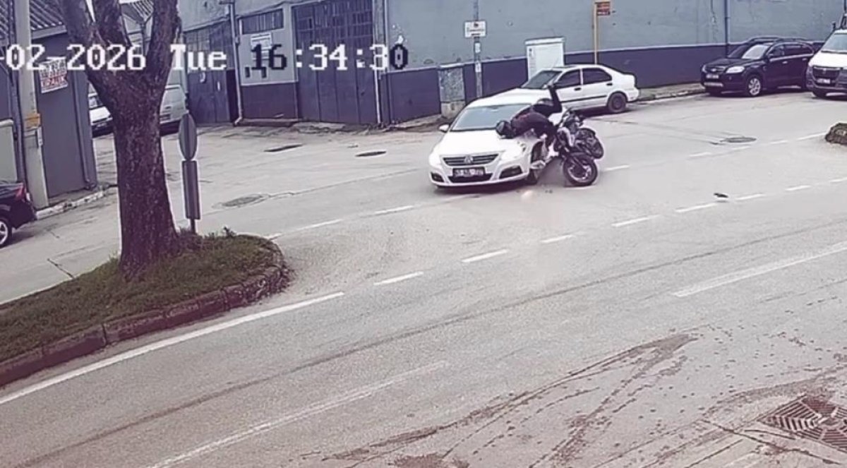 Bursa'da Otomobil Motosikletle Çarpıştı: 1 Yaralı