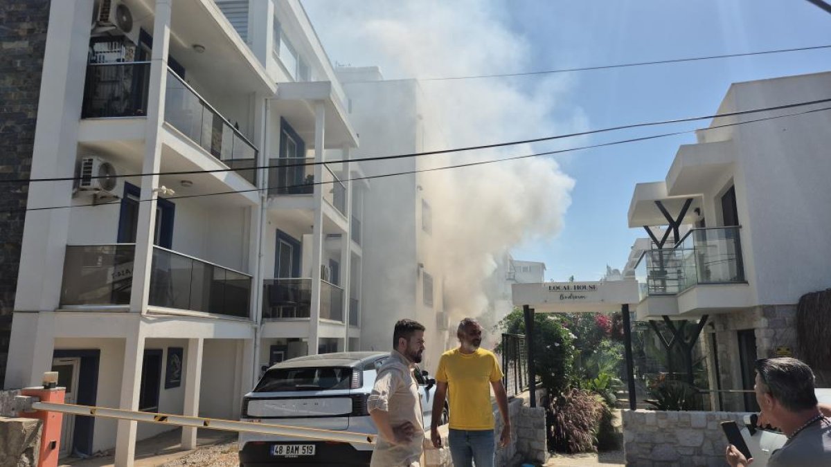 Elektrik Hattı Patladı, Çıkan Yangında 2 Kişi Mahsur Kaldı