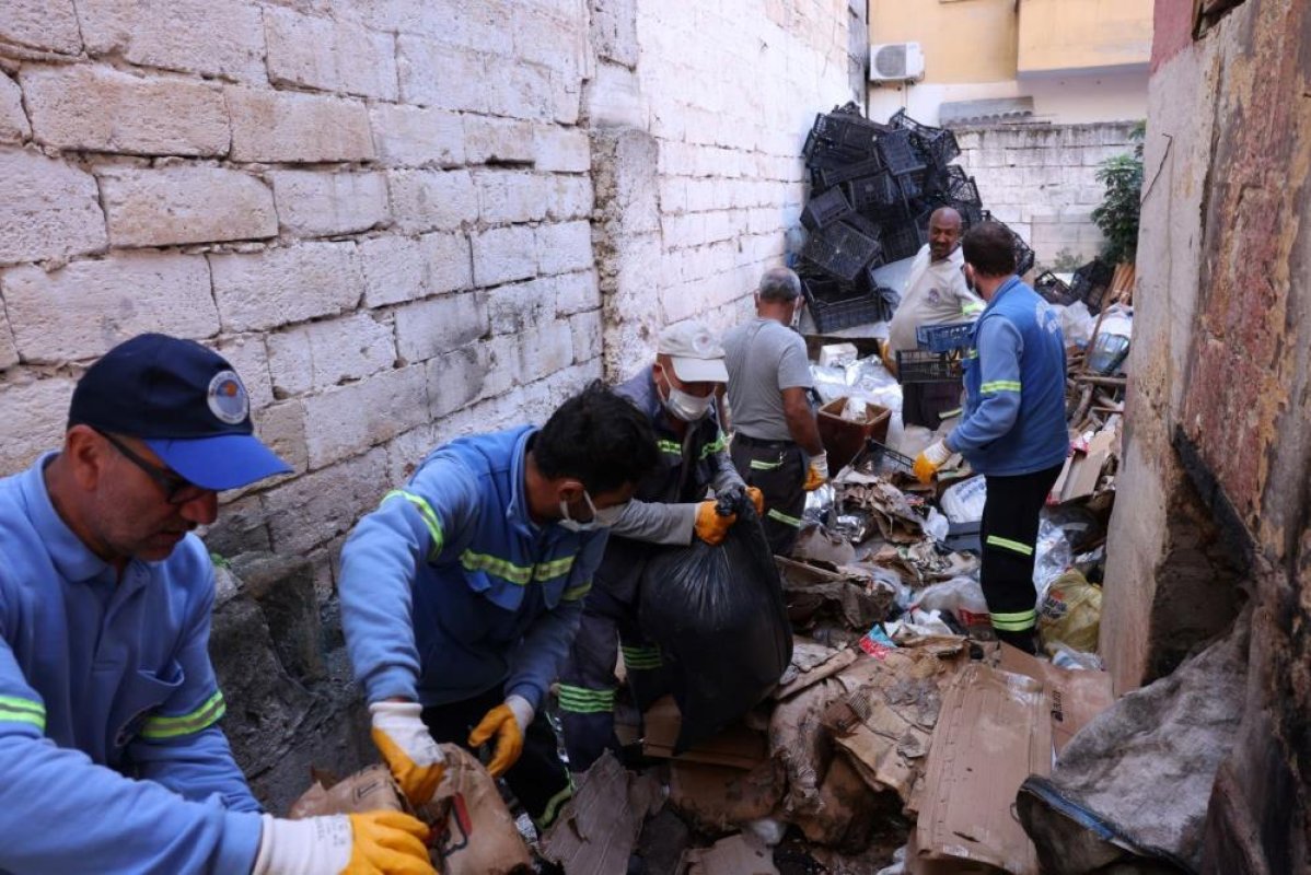 Mersin'de Bir Evden Tonlarca Çöp Çıktı