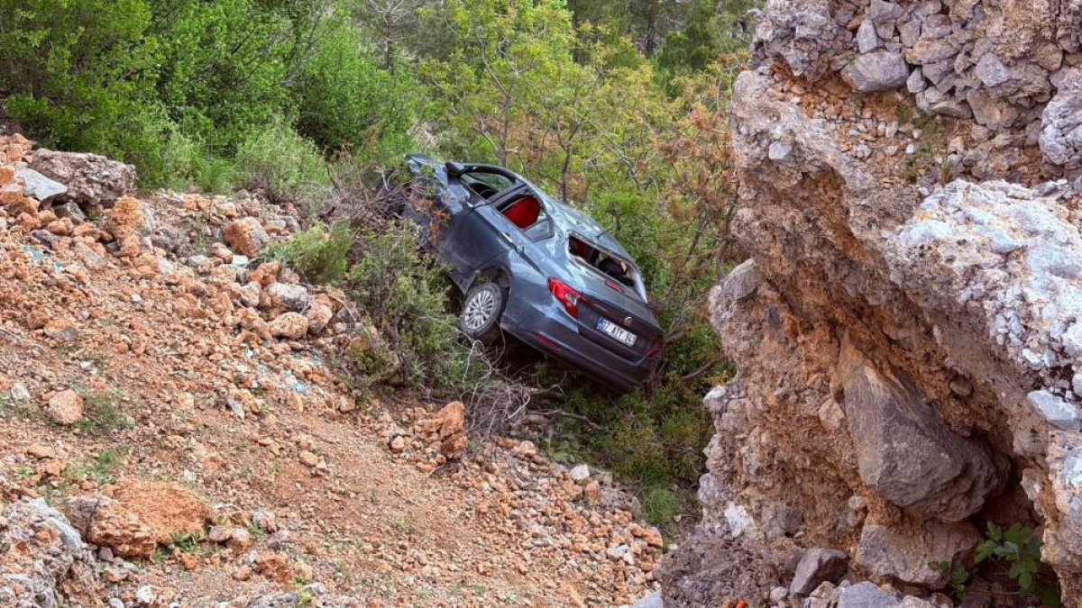 Otomobil Şarampole Yuvarlandı:3'ü Çocuk 5 Kişi Yaralandı