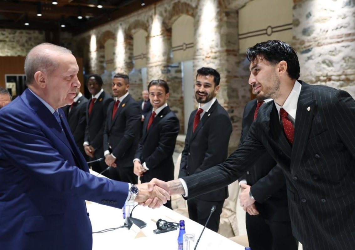 Cumhurbaşkanı Erdoğan, Galatasaray Futbol Takımı Oyuncularını Ve Teknik Heyetini Kabul Etti