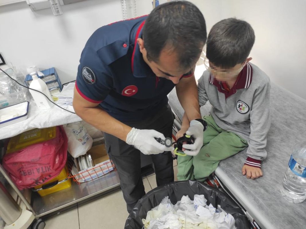 Su Matarasına Sıkışan Parmağı Hastanede Çıkardılar