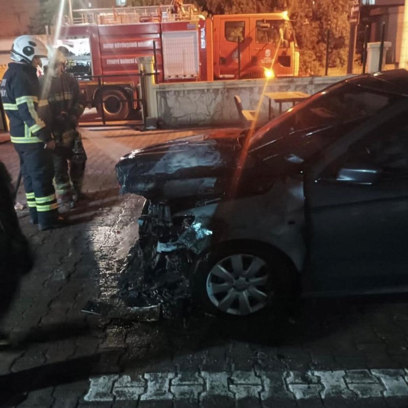 Dörtyol'da Otomobilin Motor Kısmından Alevler Yükseldi