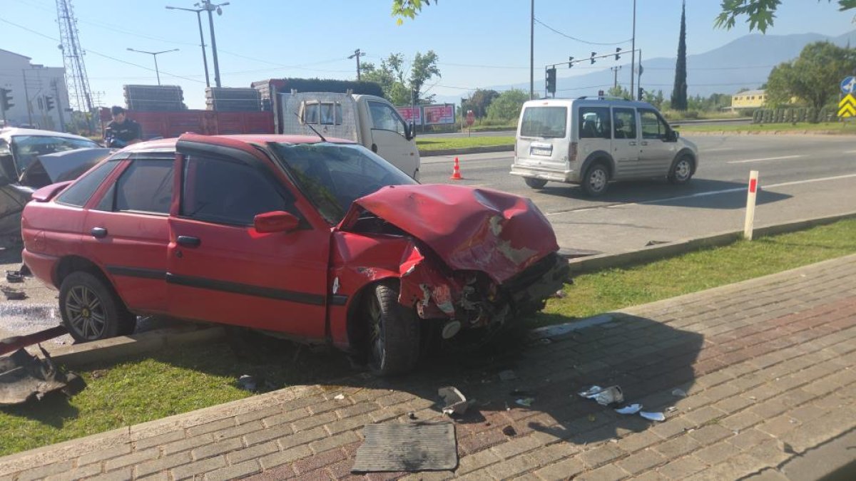 Kavşakta 4 Araç Birbirine Girdi : 1 Ölü 4 Yaralı