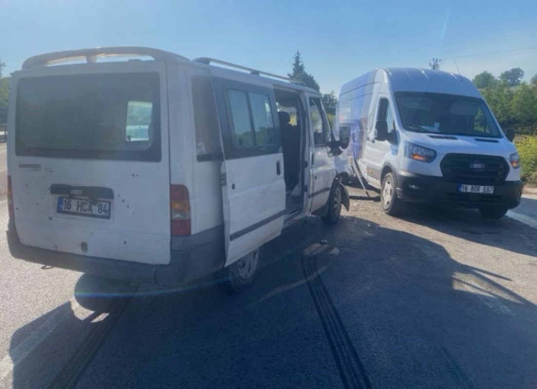 Bursa’da 2 Minibüs Çarpıştı : 4 Kişi Yaralandı