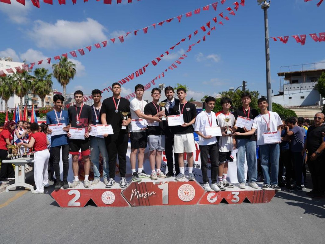 Tarsus’ta 19 Mayıs Coşkusu, Genç Sporcular Ödüllendirildi