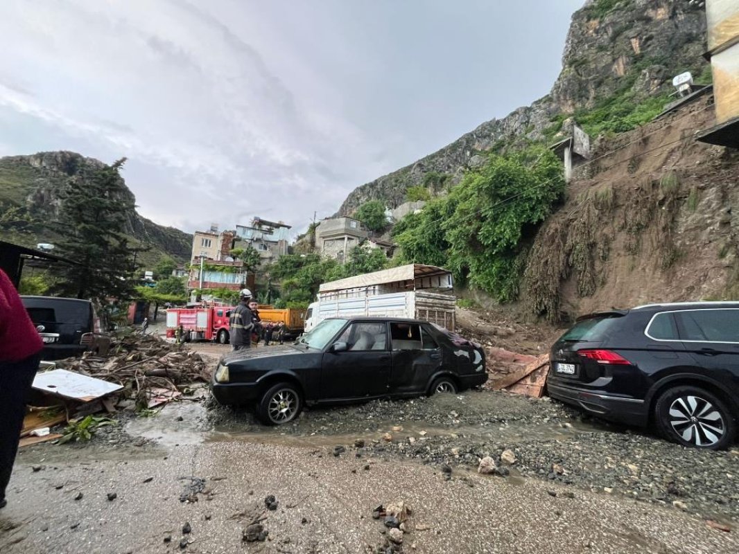 Hatay'da Heyelan Nedeniyle Müstakil Ev Çöktü: 1 Ölü, 2 Yaralı