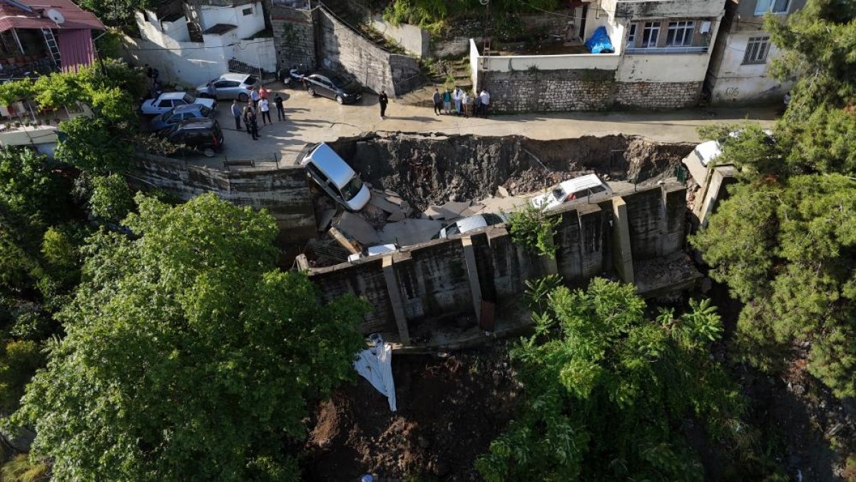 Aşırı Yağışla Birlikte Çöken Yol 5 Aracı Yuttu