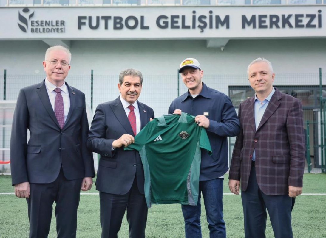 Mesut Özil Esenler’de Sahaya İndi