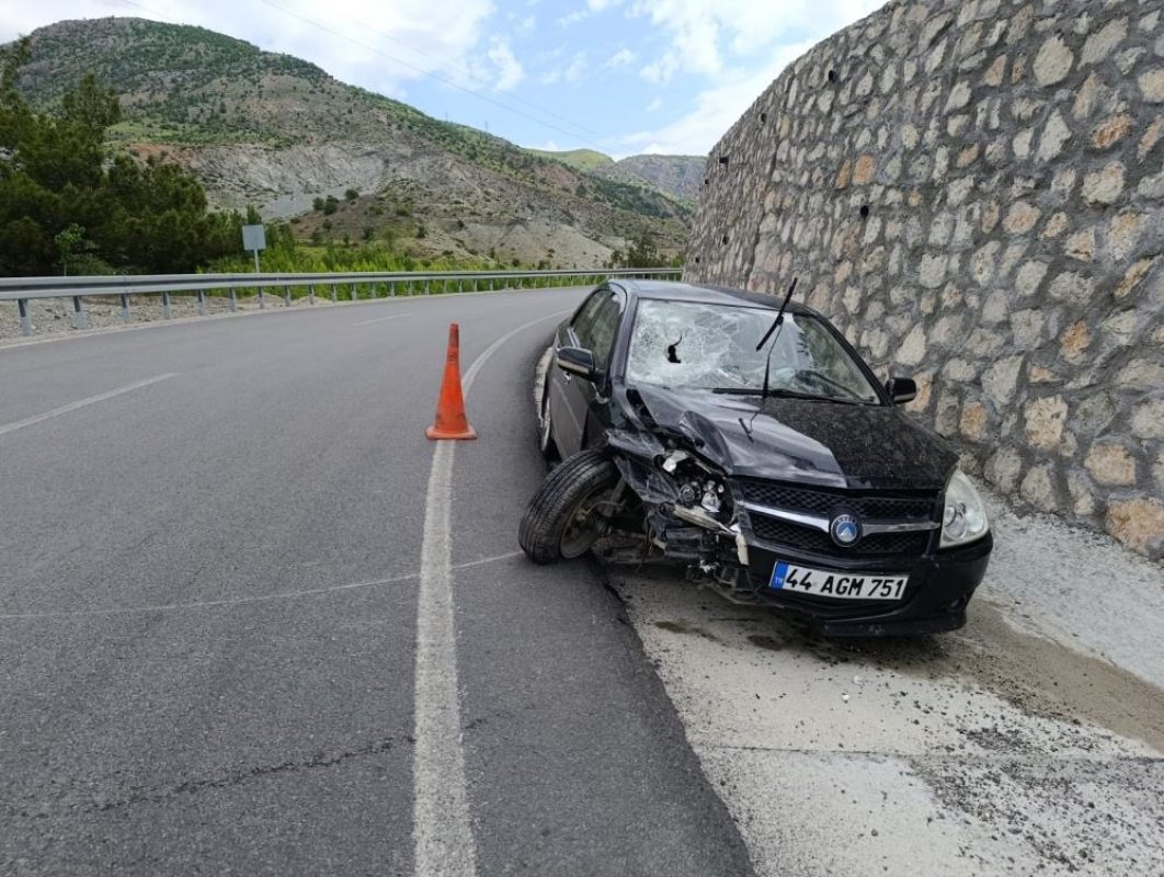 Kontrolden Çıkan Araç Bariyerlere Çarptı: 1 Yaralı
