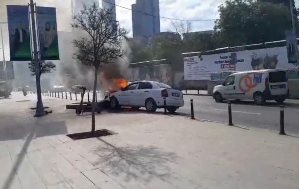 Mecidiyeköy'de Benzin Deposu Sızan Otomobilin El Frenini Çekmeyi Unuttu, Tabeleya Çarpan Araç Alev Alev Yandı