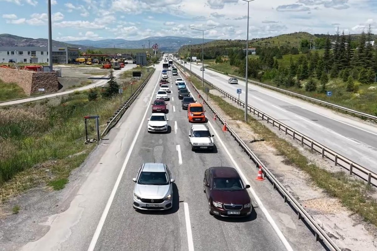 43 İlin Geçiş Noktasında Trafik Hareketliliği Devam Ediyor: Validen Sürücülere Emniyet Kemeri Ve Hız Uyarısı