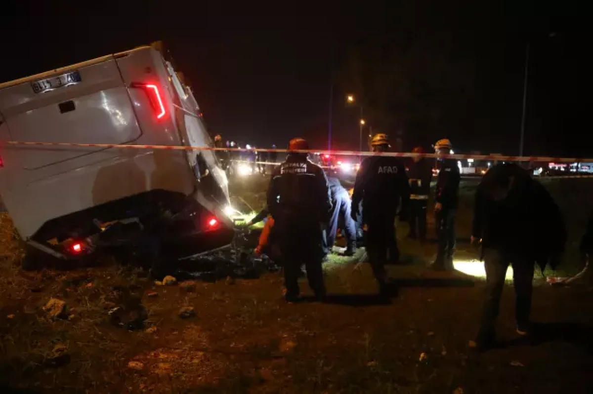 Antalya'da Cezaevi Servis Aracı Devrildi