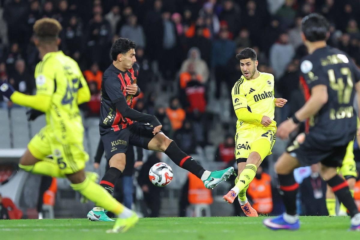 Bu Sezon Fenerbahçe'yi Ligde Yenen İlk Takım Yarın Kazanamazsa Küme Düşecek
