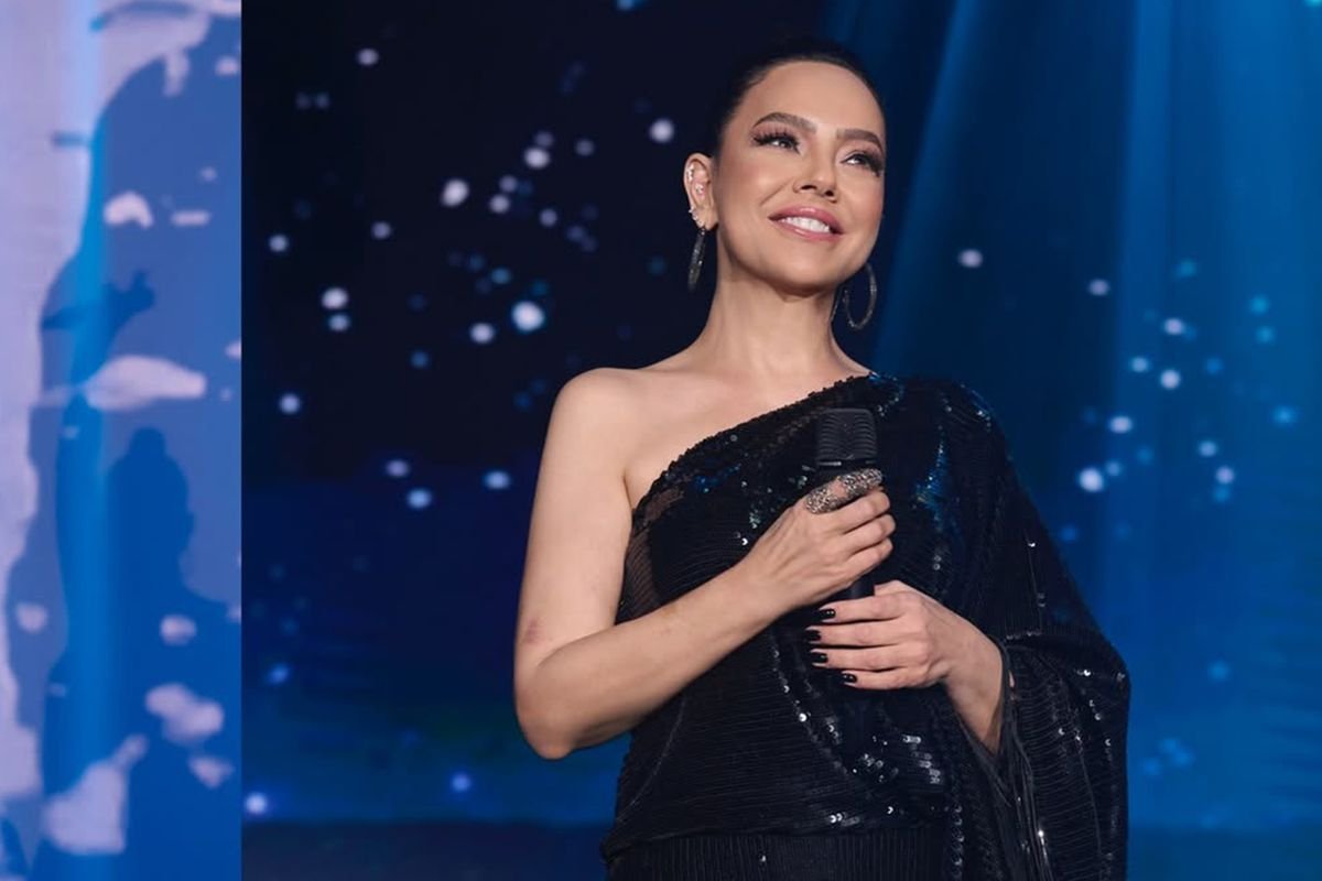 Ebru Gündeş'ten İtiraf! Konserde Seyirciye Sordu