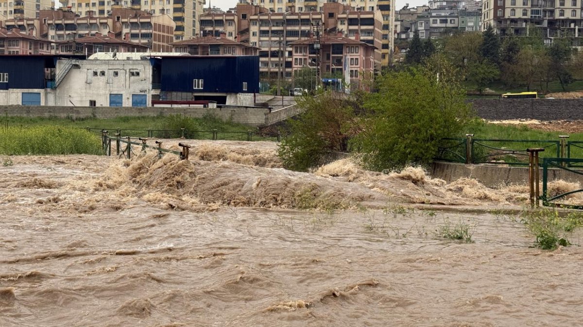Türkiye'de Nisanda 148 Şiddetli Meteorolojik Olay Meydana Geldi