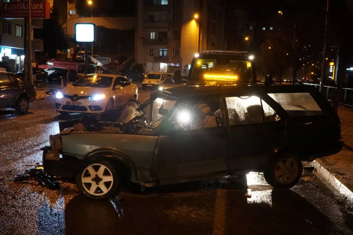 İki Otomobil Hurdaya Döndü: Ölümlü Kaza
