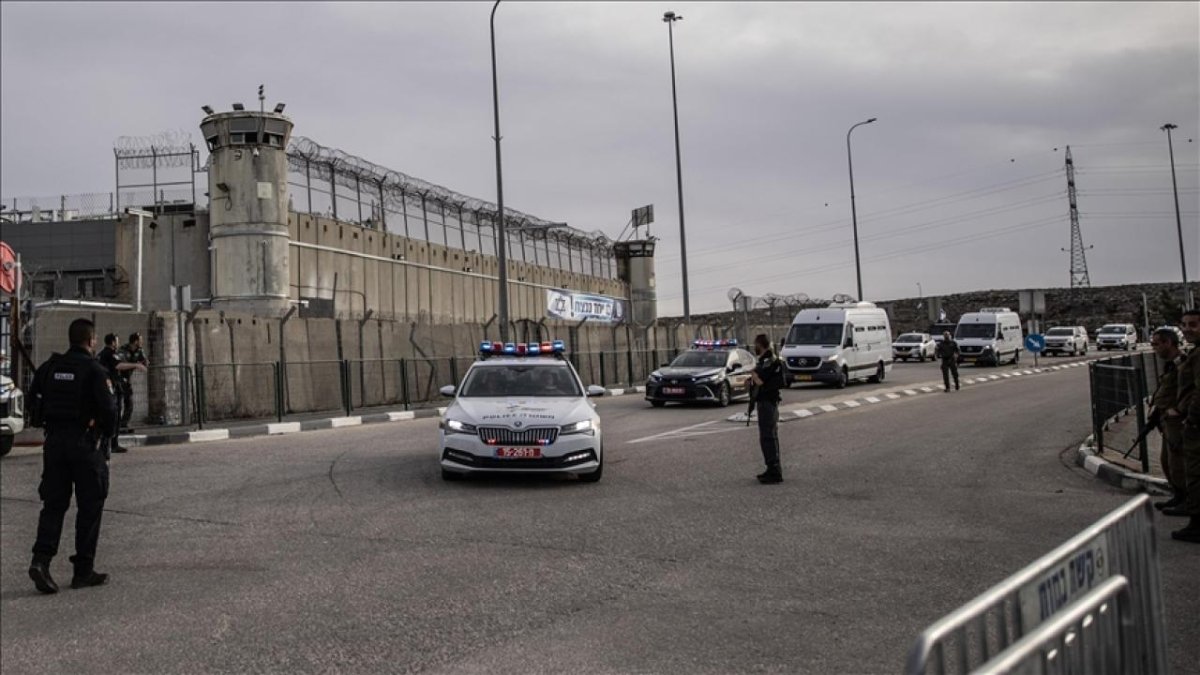 Haaretz: İsrail, 7 Ekim Sonrası İlk Kez Kızılhaç'a Filistinlilerin Tutulduğu Cezaevlerini Ziyaret İzni Verecek