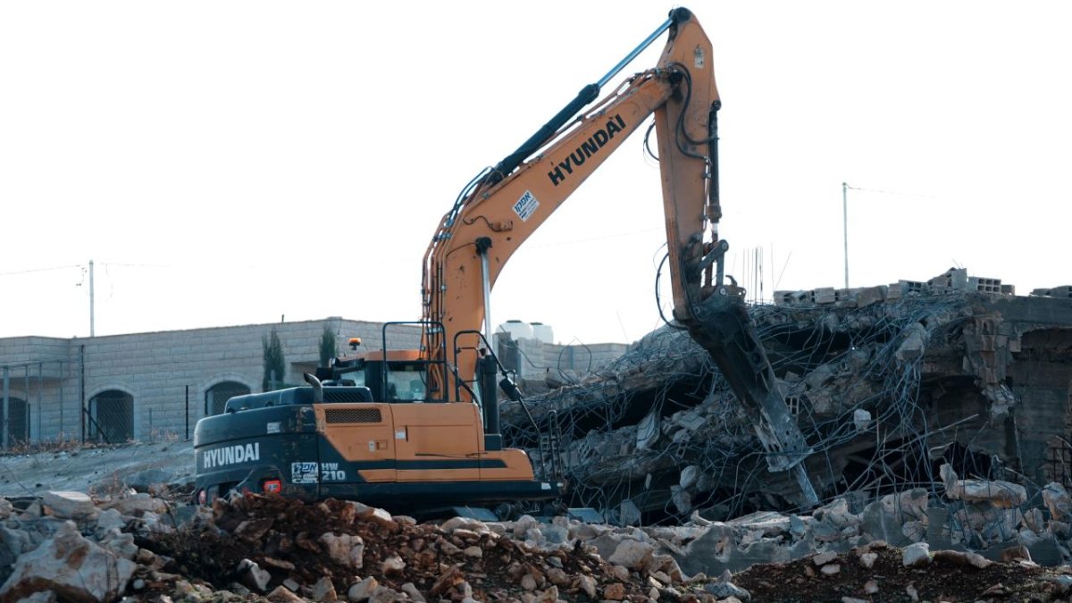 İşgalci İsrail Ordusu İşgal Altındaki Doğu Kudüs'te Filistinlilere Ait 40 Dükkanı Yıktı