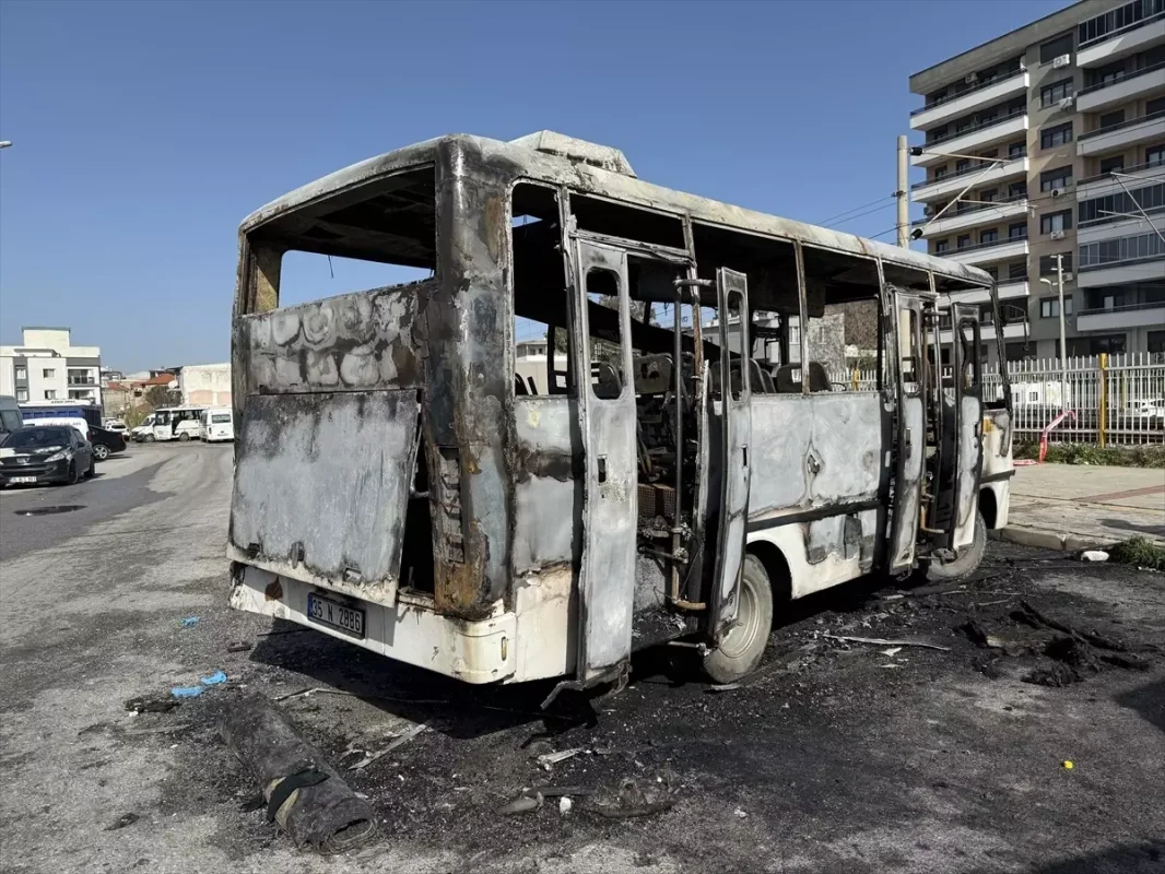 İzmir’de Midibüs Yangını: 16 Yaşındaki Çocuk Öldü