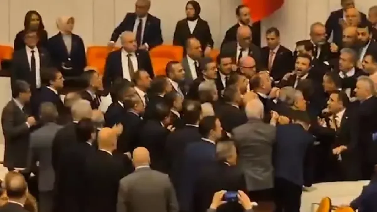 Meclis'te Yumruklu Kavga Çıktı