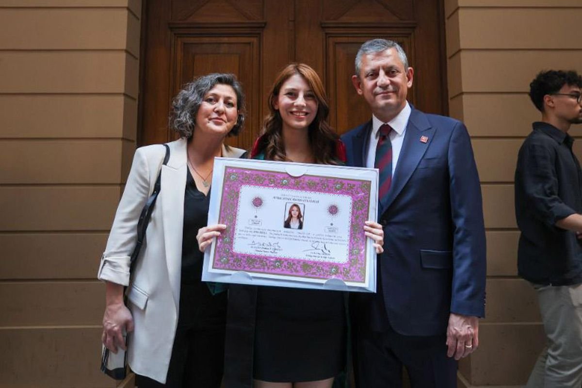 Özgür Özel'in Kızı Cübbeyi Giydi