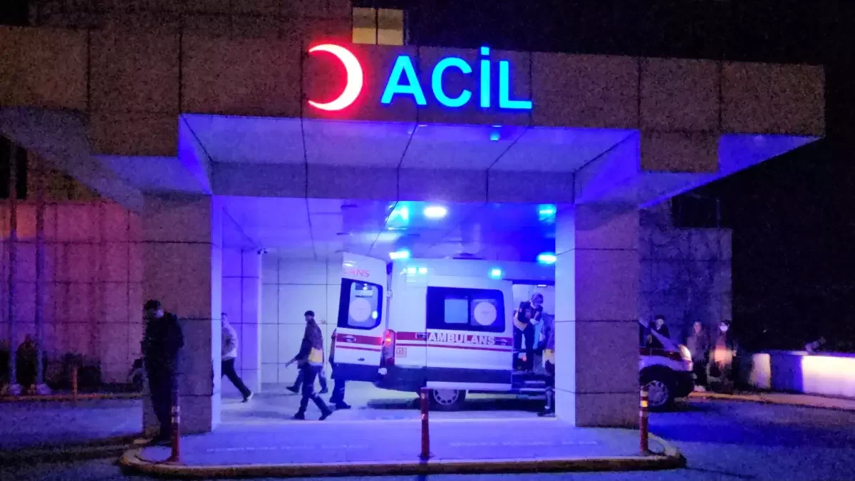 Birlikte Oturduğu Arkadaşını Silahla Vurup, Kaçtı