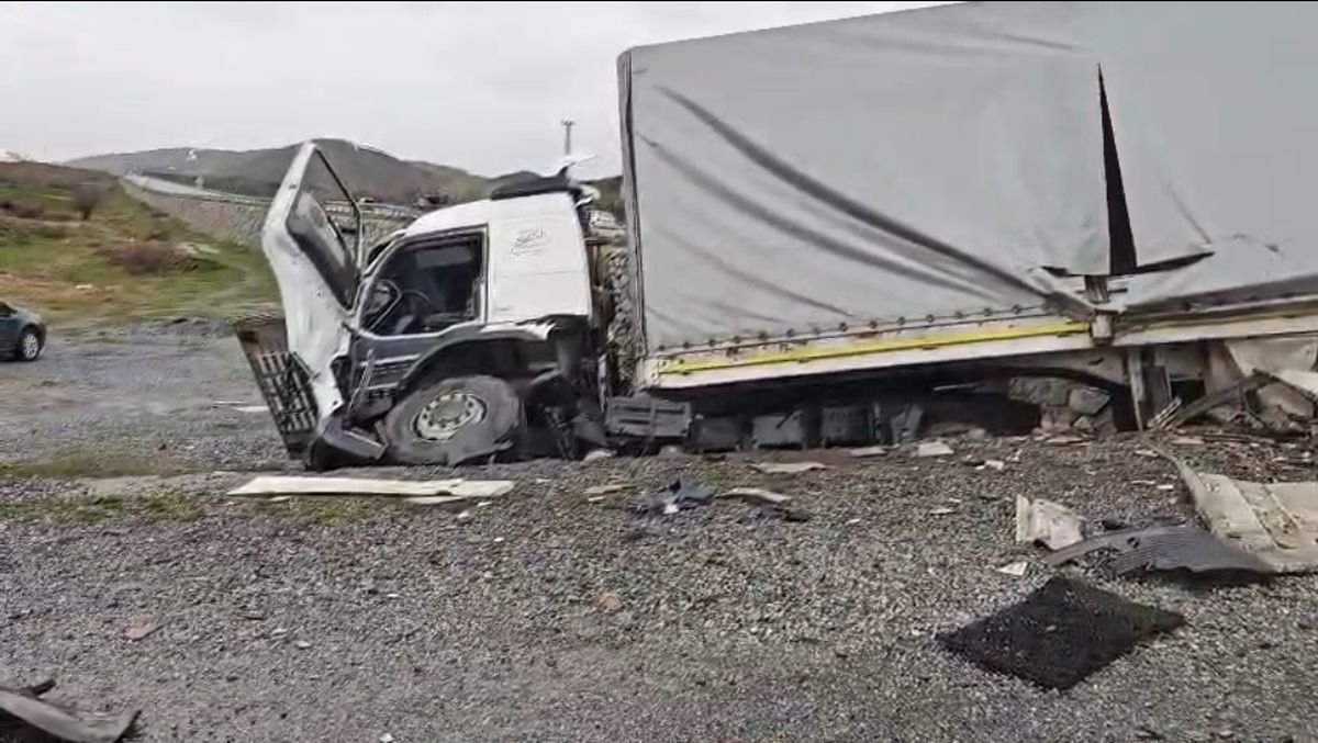 Bitlis'te TIR İle Çarpışan Otomobilde 2 Ölü!