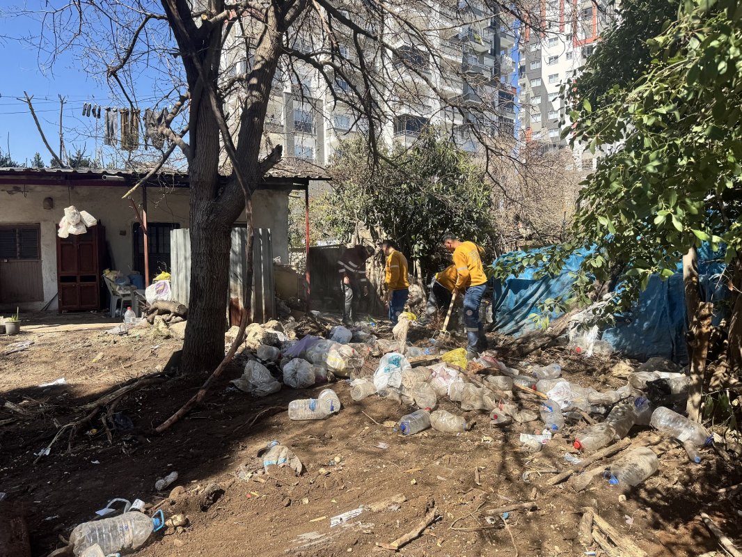 Mezitli’de Çöp Ev Operasyonu: 4 Kamyon, 10 Ton Atık Çıkarıldı